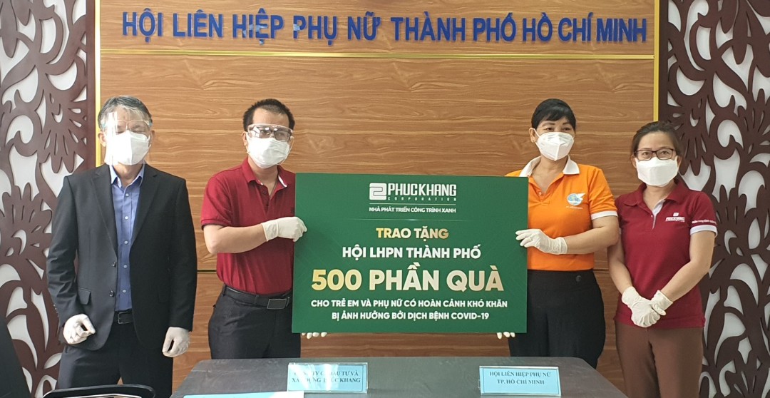 Tặng 500 phần quà cho phụ nữ và trẻ em khó khăn do dịch bệnh 