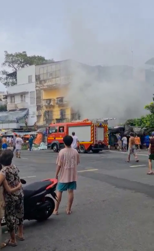 Ngọn lửa bùng cháy dữ dội.