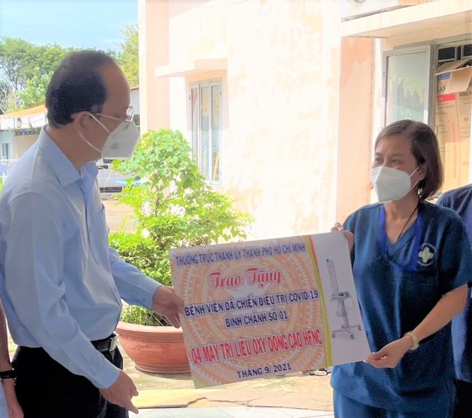 Phó Bí thư Thành ủy TPHCM Nguyễn Hồ Hải trao tặng máy máy trị liệu oxy dòng cao HFNC cho Bệnh viện dã chiến điều trị COVID -19 Bình Chánh số 1