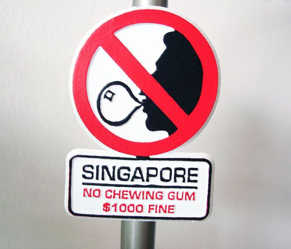 Nhai kẹo cao su khi ở Singapore sẽ bị phạt 1.000 USD - Ảnh: Sweet Singapore