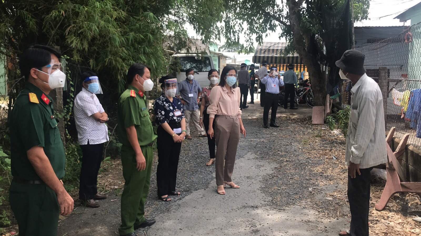 Bà Phạm Thị Thanh Hiền - Chủ tịch UBND huyện Củ Chi (thứ 5 từ trái sang) kiểm tra đánh giá nguy cơ lây nhiễm tại khu nhà trọ xã Tân Phú Trung