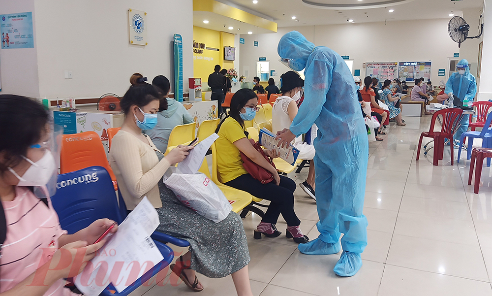 Thai phụ đang chờ tiêm vắc xin ngừa COVID-19 tại Bệnh viện Hùng Vương