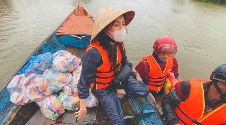 Ca sĩ Thuỷ Tiên trong chuyến cứu trợ đồng bào miền trung bị lũ lụt năm 2020