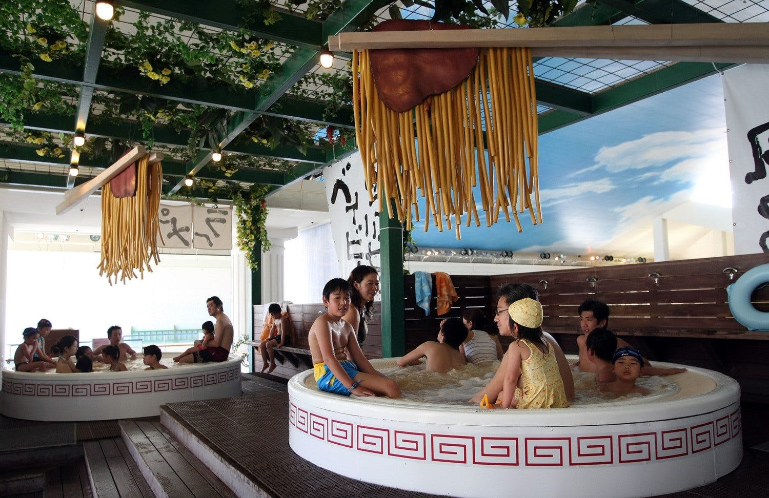 Ramen là một biểu tượng đến nỗi nó phải được đưa vào một liệu pháp spa. Yunessun Spa House, một công viên giải trí spa ở Hakone, Nhật Bản, cho phép khách hàng quen ngâm mình trong một bát mì ramen khổng lồ được cho là có tác dụng tăng cường trao đổi chất và cải thiện tình trạng da, tất cả chỉ bằng cách sử dụng nước luộc thịt lợn. Nước dùng là có thật, nhưng vấn đề sức khỏe bắt buộc rằng mì tổng hợp phải được sử dụng, theo này đoạn video .