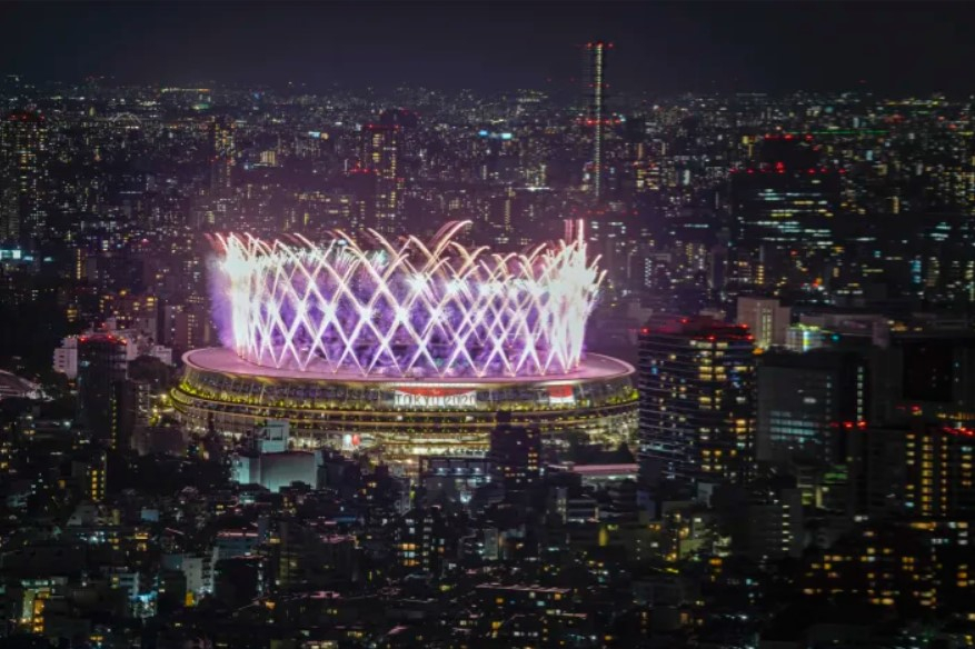 Pháo hoa chiếu sáng trên Sân vận động Quốc gia nhìn từ đài quan sát Shibuya Sky. (Ảnh: AP)