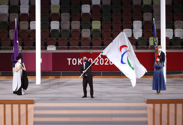 Chủ tịch Ủy ban Paralympic Quốc tế (IPC) Andrew Parsons phất lá cờ Paralympic trước khi bàn giao cho thành phố Paris, nơi đăng cai Olympic và Paralympic vào năm 2024. (Ảnh: Getty)