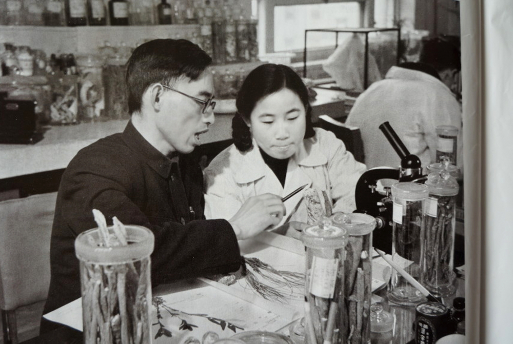 Bà Đồ U U với một trong những người cố vấn của mình - nhà dược học Lou Zhicen, vào những năm 1950. Ông Lou Zhicen đã huấn luyện bà trong việc xác định các cây thuốc dựa trên các mô tả của chúng