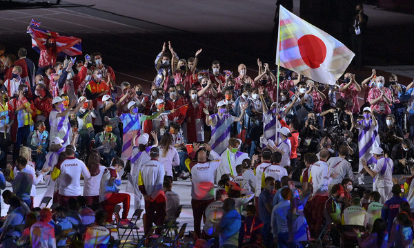VĐV bóng bàn Koyo Iwabuchi mang quốc kỳ Nhật Bản. (Ảnh: Getty)