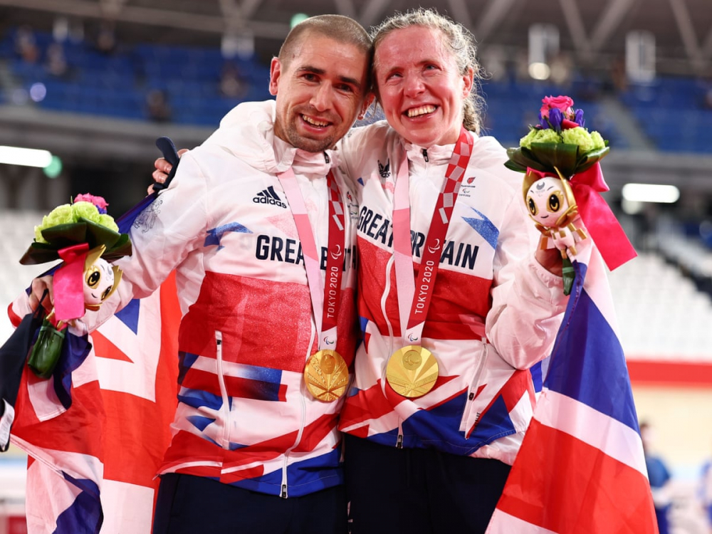Cặp đôi người Anh Lora và Neil Fachie đều giành huy chương vàng và đánh bại các kỷ lục thế giới ở môn đua xe đạp.