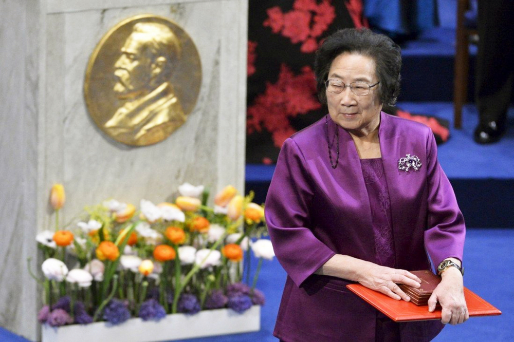 Bà Đồ U U nhận giải Nobel y học năm 2015 - ẢNH: REUTERS