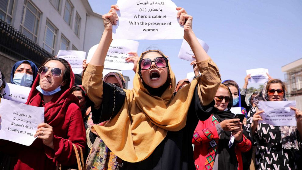 Các nhà bảo vệ quyền phụ nữ và các nhà hoạt động dân sự Afghanistan biểu tình kêu gọi Taliban bảo tồn thành quả và giáo dục của họ, trước dinh tổng thống ở Kabul, Afghanistan ngày 3 tháng 9 năm 2021.