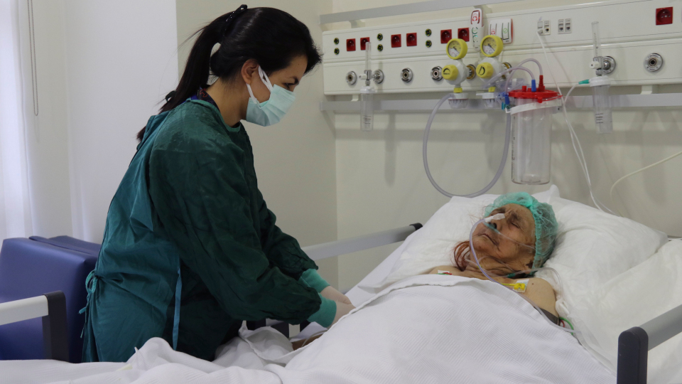 Bà Ayse Karatay được chữa trị COVID-19 tại Bệnh viện Thành phố Eskisehir 