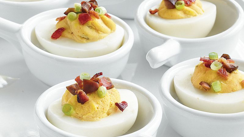 Smoky Deviled Eggs: 12 trứng nấu chín 1/3 chén mayonnaise 2 hành lá vừa, cắt nhỏ (2 muỗng canh) 1 thìa cà phê mù tạt Dijon 1 thìa cà phê nước cốt chanh 1/4 thìa muối 1/4 thìa cà phê tiêu 1/4 thìa cà phê ớt bột xông khói 3 thịt xông khói cắt lát, nấu chín giòn, nghiền nhỏ (1/4 chén) 24 ô liu chín cắt lát (từ 2 1/4 lon), cắt nhỏ  Các bước Ngăn màn hình của bạn tối đi khi bạn nấu ăn.  1 Bóc vỏ trứng; cắt đôi theo chiều dọc. Cho lòng đỏ vào bát vừa; để lòng trắng trứng sang một bên. Dùng nĩa tán nhuyễn lòng đỏ cho đến khi mịn; Cho sốt mayonnaise, 1 muỗng canh hành tây, mù tạt, nước cốt chanh, muối, tiêu và ớt bột vào khuấy đều. 2 Đổ hỗn hợp lòng đỏ trứng vào các nửa lòng trắng trứng, nhẹ thành đống. Rắc thịt xông khói, ô liu và 1 thìa hành tây còn lại. Phục vụ ngay lập tức, hoặc đậy nắp và bảo quản lạnh lên đến 24 giờ. Mẹo của chuyên gia Hãy tìm những quả trứng chín đã bóc vỏ trong hộp đựng sữa ở cửa hàng tạp hóa.