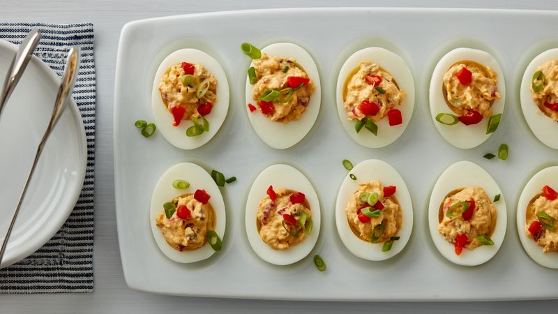 Pimiento Cheese Deviled Eggs: trứng nấu chín, bóc vỏ 1 khối (4 oz) phô mai Cheddar sắc, cắt nhỏ 1/4 chén mayonnaise 1 muỗng canh mù tạt Dijon 1 muỗng xốt Worcestershire 1 muỗng cà phê nước chanh tươi 1/4 thìa cà phê ớt đỏ xay (cayenne) 3 muỗng súp pimientos cắt nhỏ (từ lọ 4 oz) 2 muỗng canh lát jalapeño ngâm Old El Paso ™ xắt nhỏ 1 hành lá xắt mỏng bổ đôi, phần trắng và xanh để riêng.  Các bước Ngăn màn hình của bạn tối đi khi bạn nấu ăn.  1 Cut double the result theo vertical width. Lấy lòng đỏ ra khỏi 4 quả trứng và dùng nĩa nghiền trong tô lớn; remove please red or to for other target item. 2 Thêm phô mai, sốt mayonnaise, mù tạt, sốt Worcestershire, nước cốt chanh và ớt đỏ. Đánh giá bằng tổ hợp máy tính ở tốc độ trung bình từ 2 đến 3 phút hoặc cho đến khi kết hợp. Khuấy 2 muỗng súp pimientos, lát ớt jalapeño và hành lá. 3 Đổ hỗn hợp phô mai pimiento vào lòng trắng trứng. Đậy nắp và để trong tủ lạnh lên đến 24 giờ. Ngay trước khi phục vụ, phủ một thìa súp pimientos còn lại và hành lá lên trên. Mẹo của chuyên gia Để có kết quả tốt nhất, hãy nhớ cắt nhỏ pho mát của riêng bạn. Để có thêm một chút hương vị, hãy rắc trứng với ớt bột xông khói trước khi phủ pimientos và hành lá lên trên. Để dễ lấp đầy, cho hỗn hợp phô mai vào túi nhựa đựng thực phẩm có thể kéo lại được 1 lít, kẹp 1/2 inch từ góc túi và đổ đầy ống vào một nửa quả trứng.