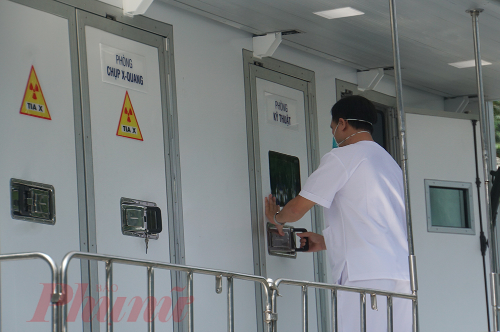Trong 2 tuần chuẩn bị, xây dựng bản vẽ, nghiên cứu, các kỹ sư, bác sĩ đã cải tiến xe xét nghiệm thành xe chụp XQuang và siêu âm lưu động với 3 phòng chức năng: phòng chụp XQuang, phòng siêu âm, phòng kỹ thuật.