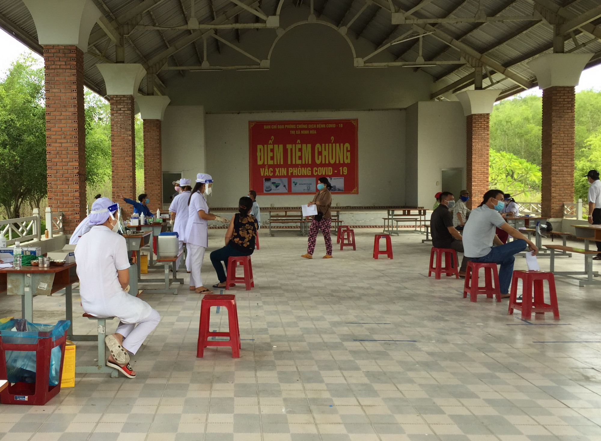 Người dân đến tiêm vắc xin phòng COVID-19 tại một điểm tiêm chủng ở thị xã Ninh Hòa