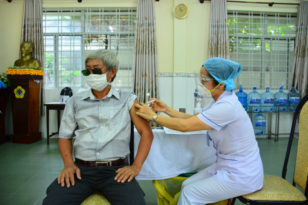 Quận Phú Nhuận đẩy mạnh việc tiêm ngừa COVID-19, chú trọng tuyên truyền tầm quan trọng của việc tiêm ngừa và vắc xin tốt nhất là vắc xin được tiêm sớm nhất.