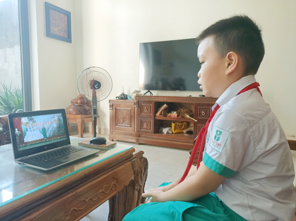 Học sinh ở TP.HCM về quê ở Quảng Ngãi  đang học trực tuyến - ẢNH: THANH VẠN