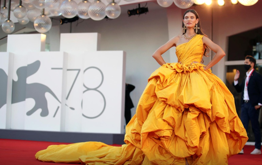 Bianca Balti cũng gây chú ý với bộ váy cồng kềnh màu vàng nâu của Dolce and Gabbana. 
