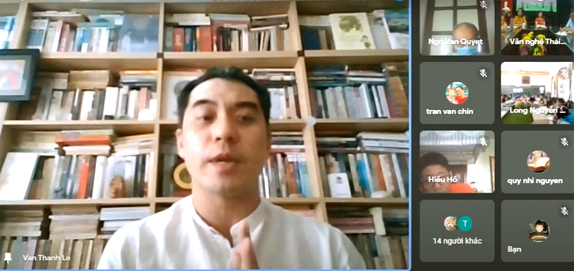 Từ TP.HCM, nhà văn Văn Thành Lê kết nối qua Zoom để trò chuyện văn chương cùng các trại viên Trại sáng tác Văn học thanh thiếu nhi Thái Nguyên 2021 (ảnh chụp màn hình)
