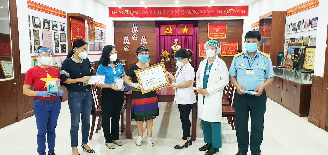 Câu lạc bộ Nữ nghệ sĩ TP.HCM tặng vật tư y tế đến Bệnh viện Dã chiến số 8