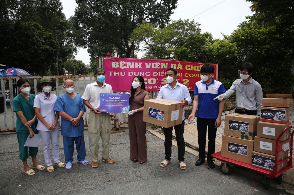 Bà Đặng Thị Kim Oanh trao tặng thuốc tại Bệnh viện dã chiến số 1 - Ảnh: Quỹ từ thiện Kim Oanh