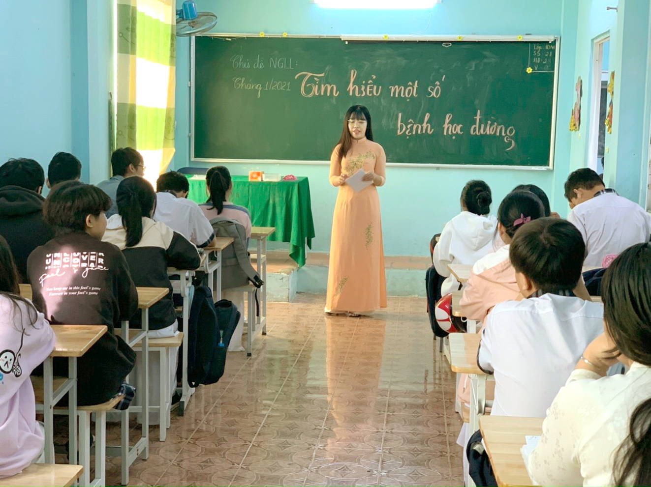 Trường ngoài công lập gặp khó khăn nếu phải hỗ trợ người học 100% học phí. Ảnh chụp tại Trường THPT Lý Thái Tổ (Q.Gò Vấp) năm học 2020-2021 - ẢNH: PHÚC TRẦN