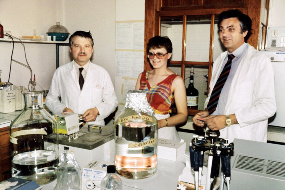 Luc Montagnier, Françoise Barré-Sinoussi và Jean-Claude Chermann - các nhà khoa học Pháp đã giúp khám phá ra nguyên nhân của bệnh AIDS, trong phòng thí nghiệm của họ tại Viện Pasteur ở Paris, năm 1984 - ẢNH: AFP