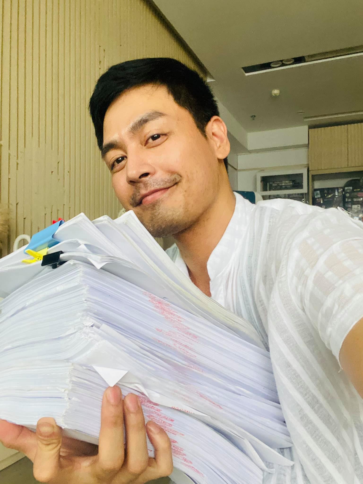 MC Phan Anh và 6,5kg giấy sao kê tài khoản kêu gọi từ thiện từ cộng đồng.