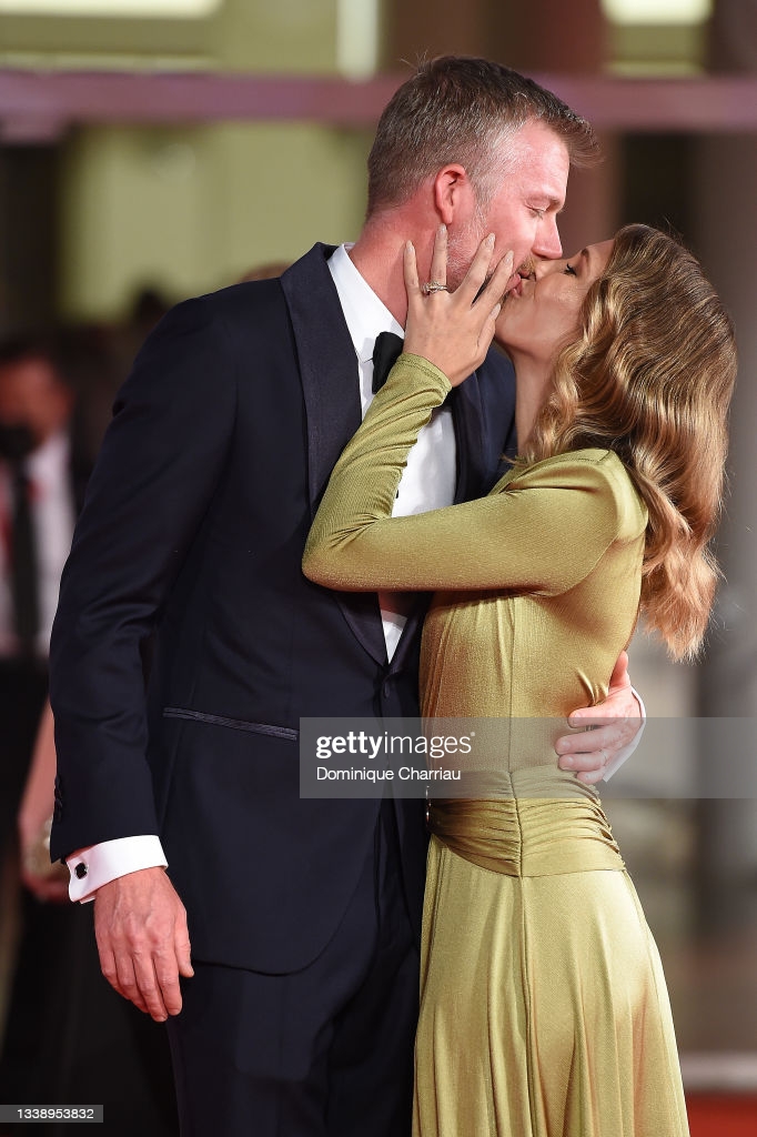 Trên thảm đỏ LHP Venice, không rõ nguồn cơn của những nụ hôn là để thể hiện tình cảm thuần tuý hay để thu hút sự chú ý của truyền thông.