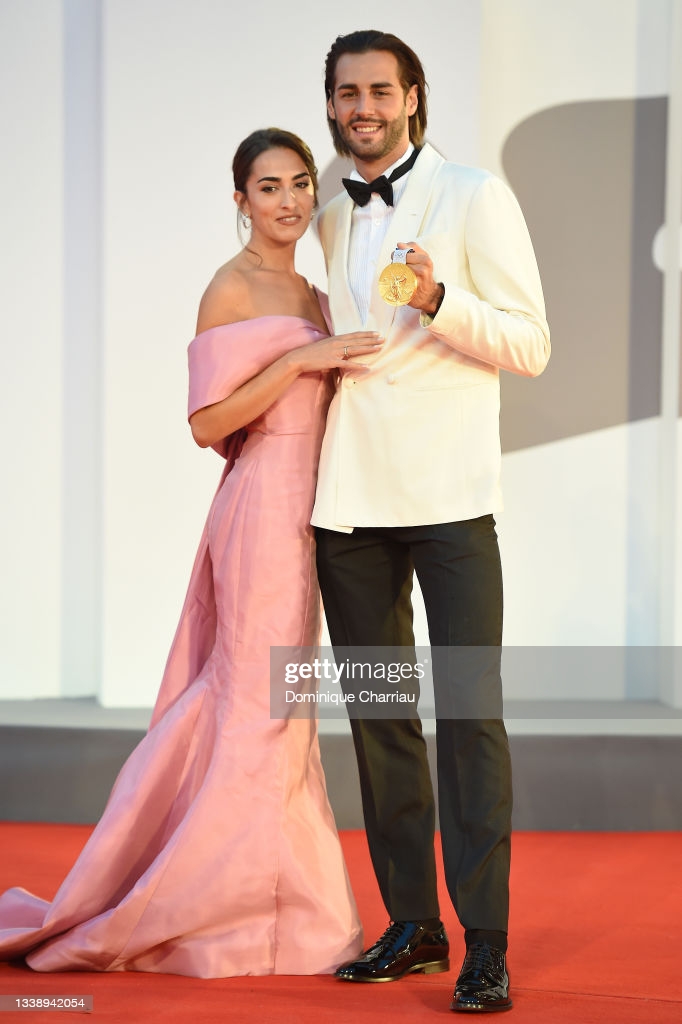 Cặp diễn viên Chiara Bontempi và Gianmarco Tamberi rạng rỡ trên thảm đỏ.