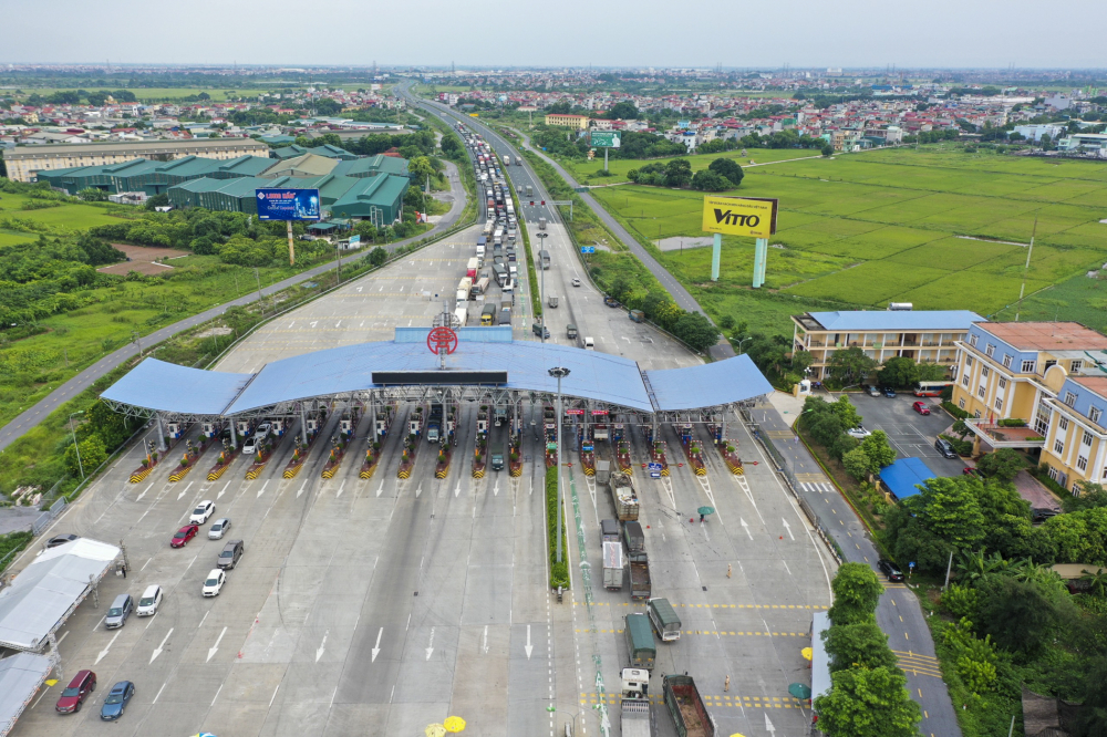 Theo ghi nhân của PV, vào chiều ngày 9/9, hàng dài phương tiện ùn tắc tại trạm kiểm soát cao tốc Pháp Vân - Cầu Giẽ, việc ùn tắc xảy ra ở cả 2 chiều ra và vào Hà Nội.