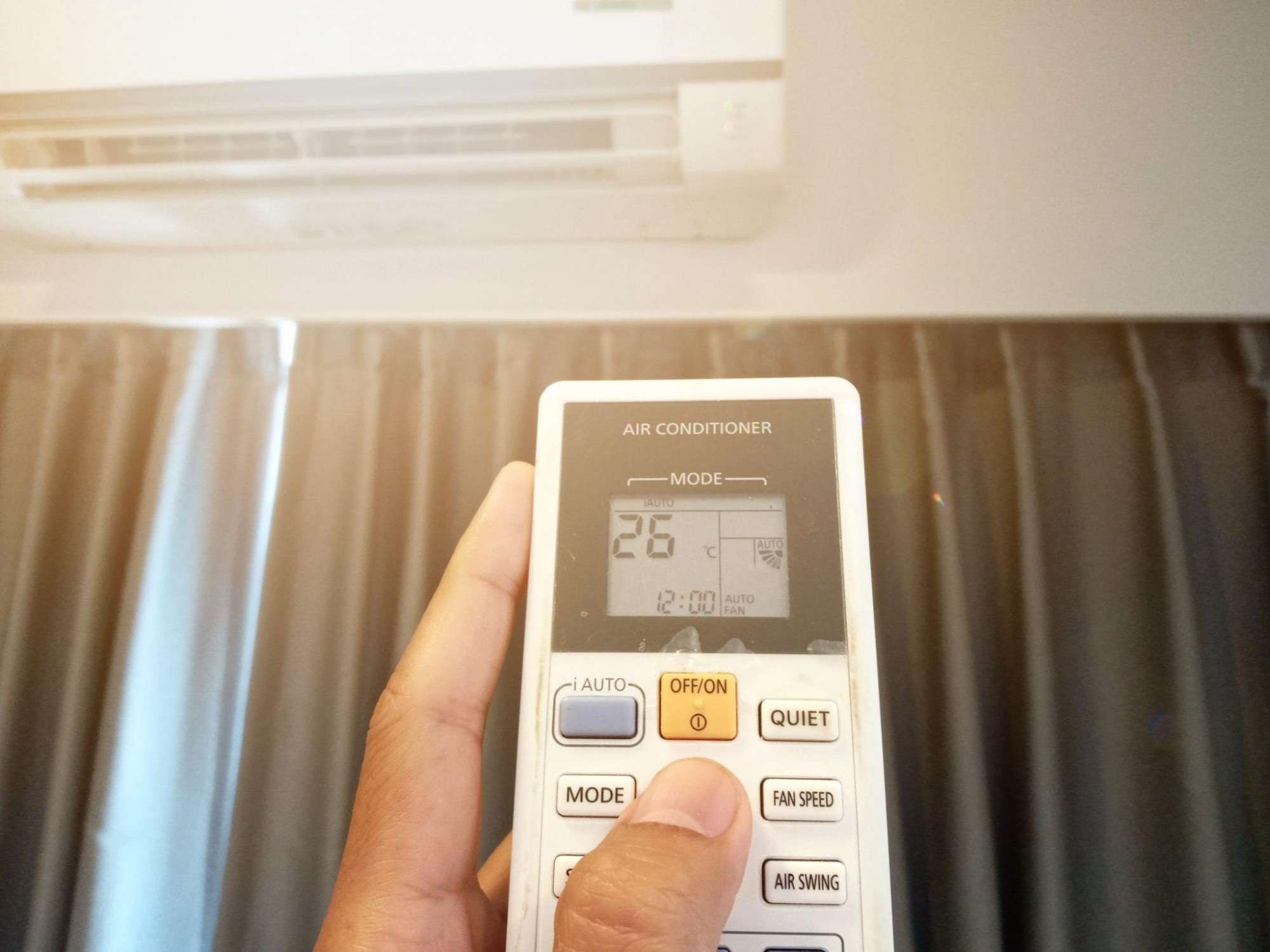 Chỉnh điều hòa ở nhiệt độ phù hợp sẽ góp phần giảm tiêu thụ điện năng. Nguồn ảnh: Shutterstock