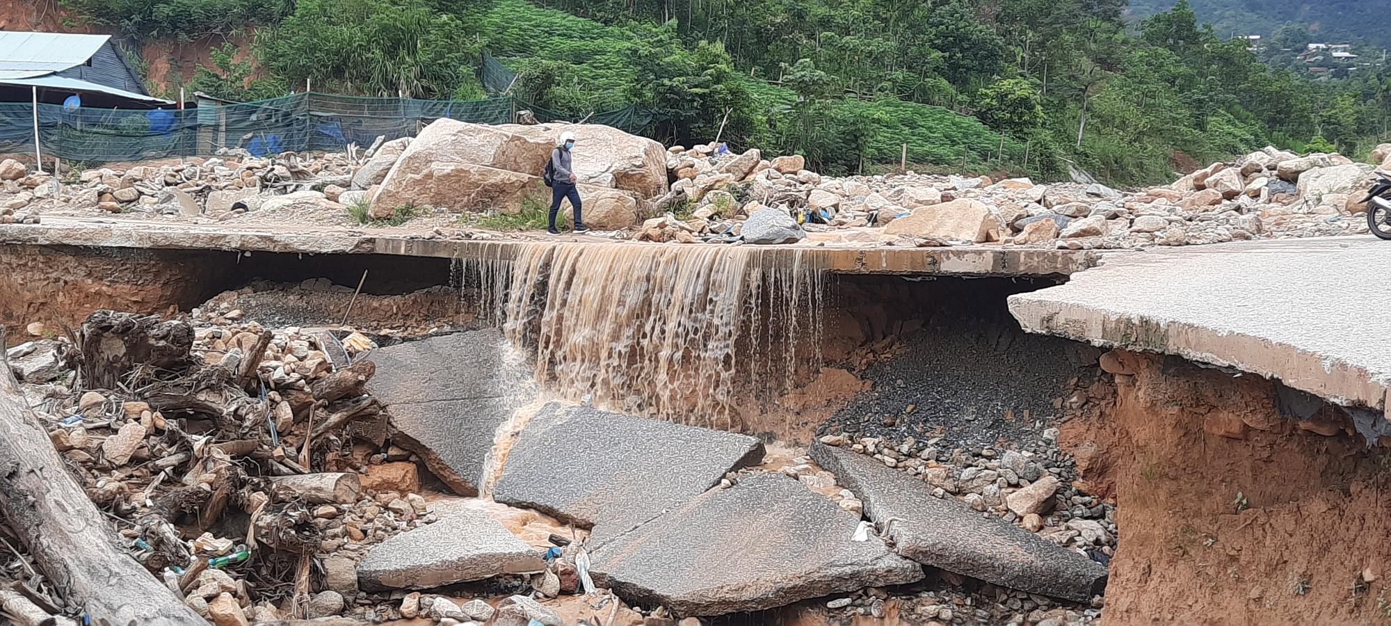 Lũ lụt năm 2020 đã cuốn phăng mọi thứ trên đường đi của nó. Trong ảnh là một đoạn đường bị hư hỏng nặng ở đoạn từ xã Phước Thành qua xã Phước Lộc