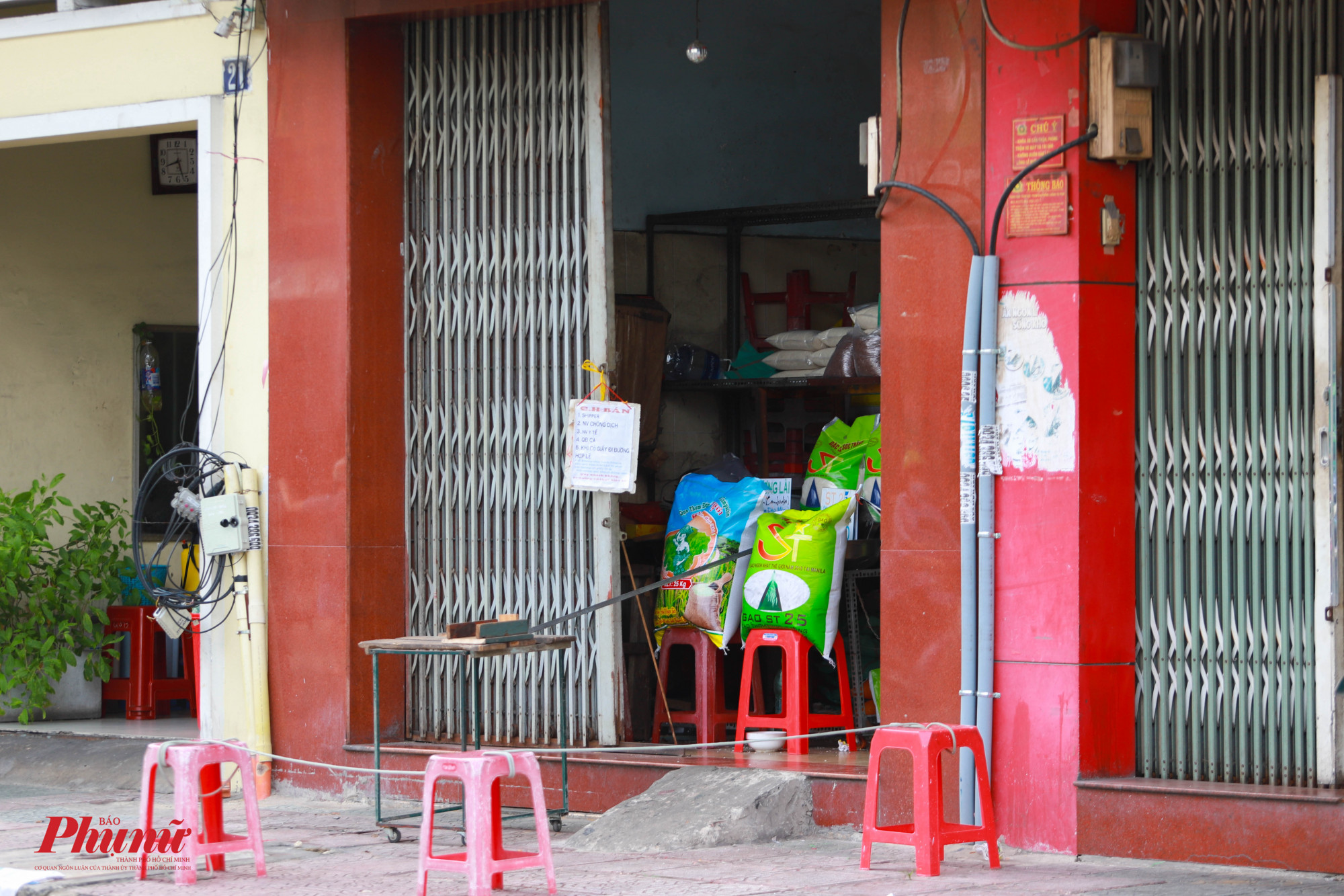 Một cửa hàng bán gạo trên đường Tô Hiến Thành (Quận 10) mở cửa hoạt động với dụgn cụ ròng rọc