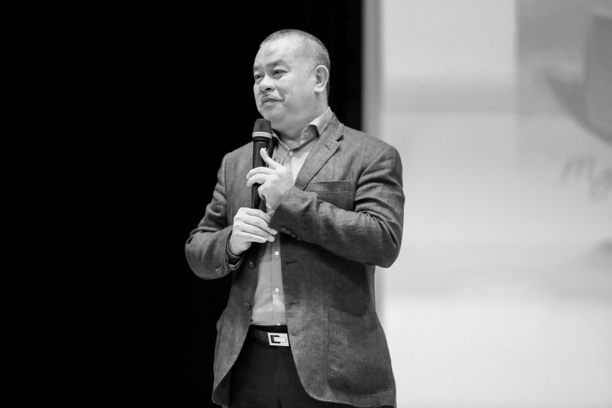 Hình ảnh của Thầy Trần Đình Dũng trong chương trình Bài giảng đầu năm, tại Hội trường Trịnh Công Sơn, tháng 9/2019.
