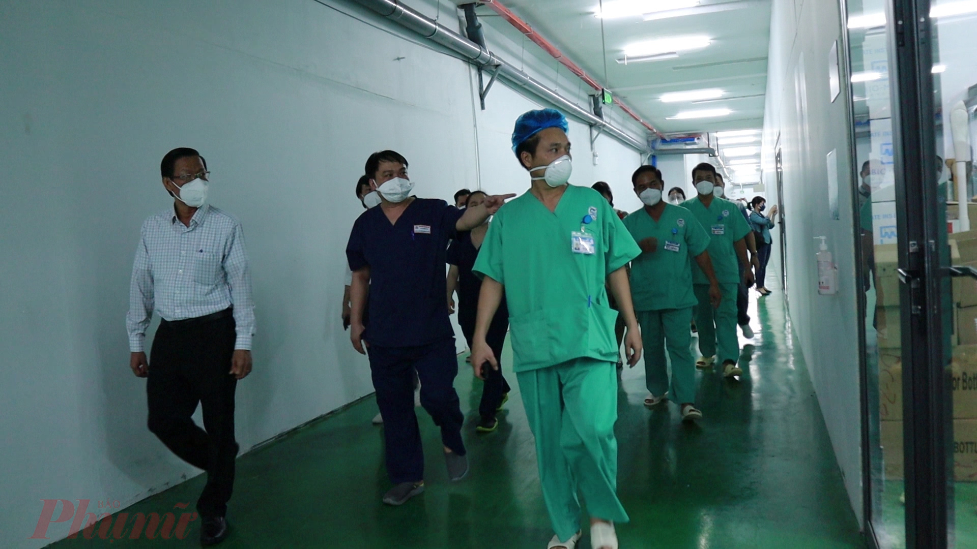 Chủ tịch UBND TPHCM Phan Văn Mãi (áo trắng) đến thăm và động viên y, bác sĩ Bệnh viện Trung ương Huế đang công tác tại Bệnh viện Dã chiến số 14 TPHCM