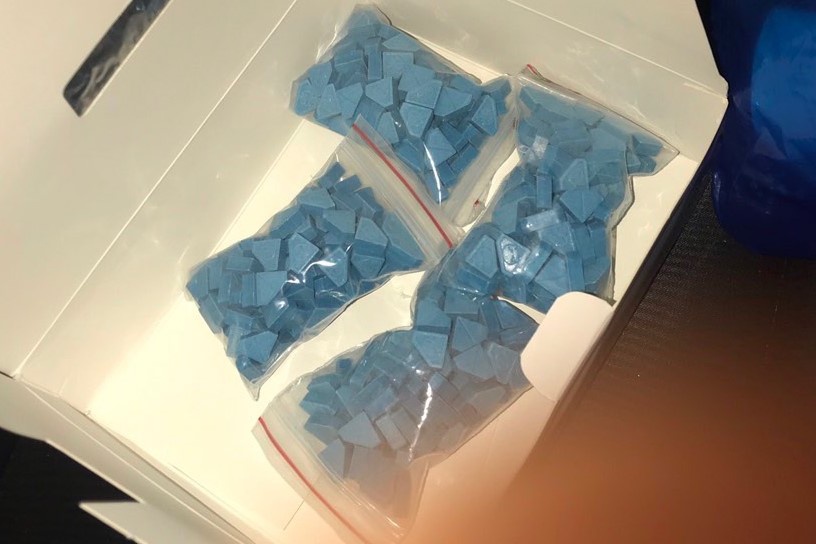 Lực lượng chức năng thu giữ của Vũ một hộp giấy, bên trong có 4 túi nylon, mỗi túi chứa 100 viên nén màu xanh.
