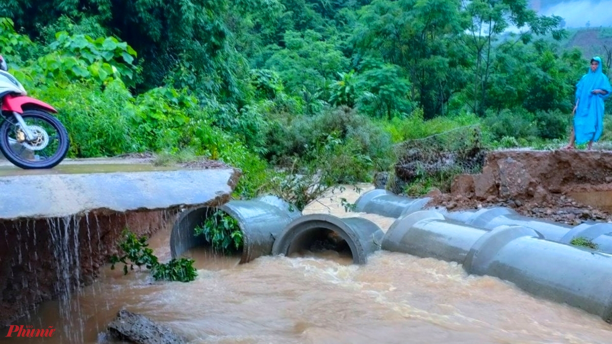 Một đoạn đường bị sạt lở tại xã Hướng Lập huyện Hướng Hóa (Quảng Trị)