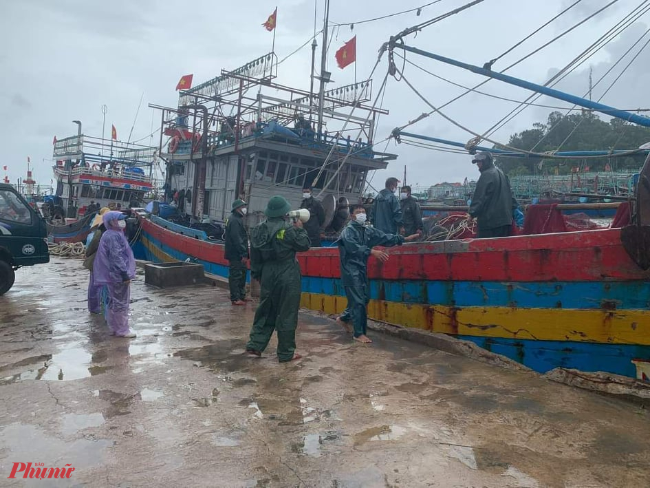 Lực lượng Bộ đội biên phòng Nghệ An hỗ trợ tàu thuyền neo đậu trú bão
