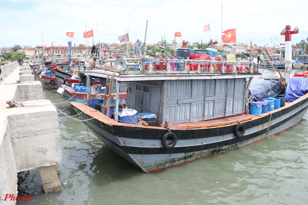 Tàu thuyển vào tránh trú bão tại âu thuyền xã Phú Hải huyện Phú Vang (Thừa Thiên- Huế)