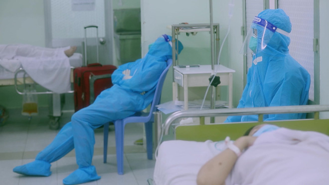 Hình ảnh nghỉ ngơi tạm bợ của các y bác sĩ khiến người xem thương lặng