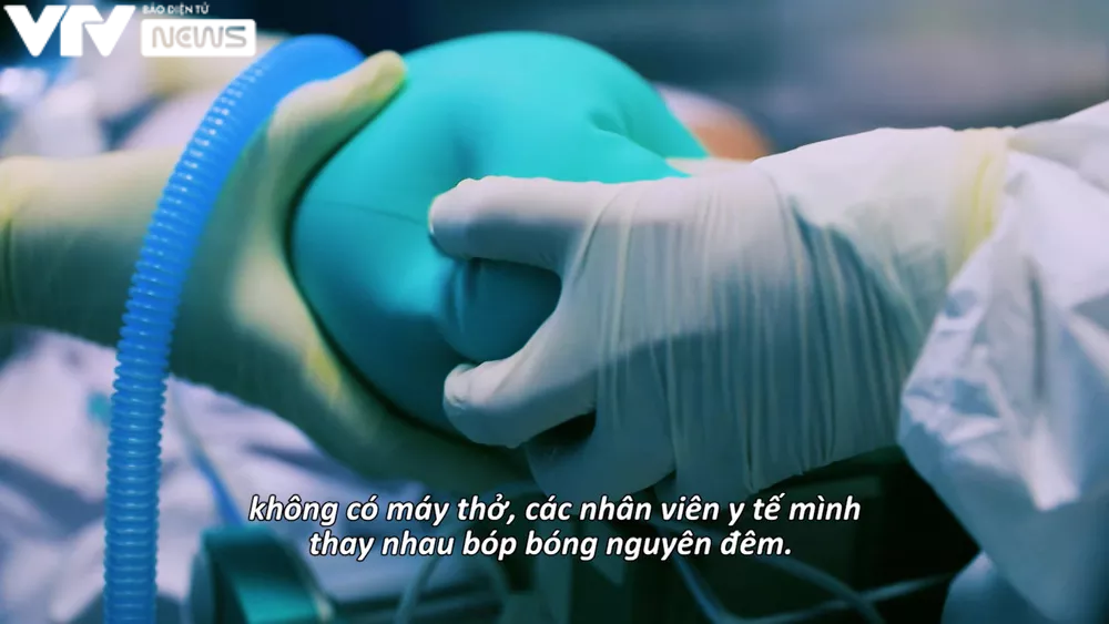 Các nhân viên y tế trắng đêm thay nhau duy trì từng hơi thở cho bệnh nhân - Ảnh: VTVNews