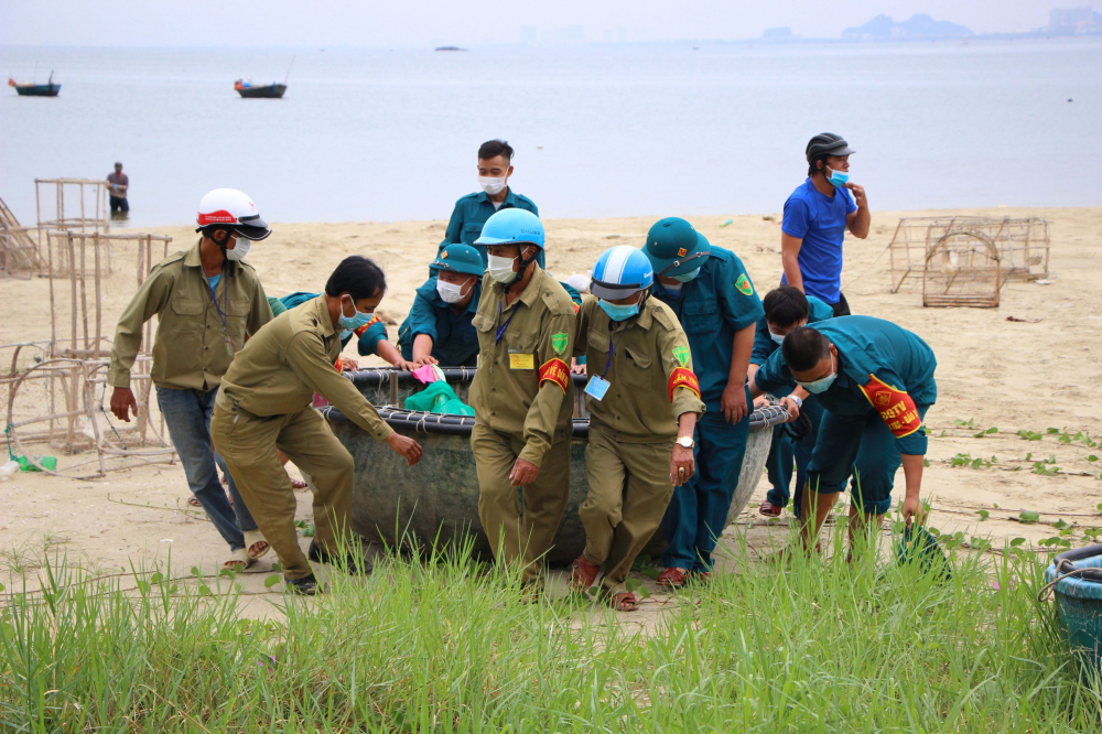 Dân quân, dân phòng hỗ trợ ngư dân đưa tài sản lên bờ.