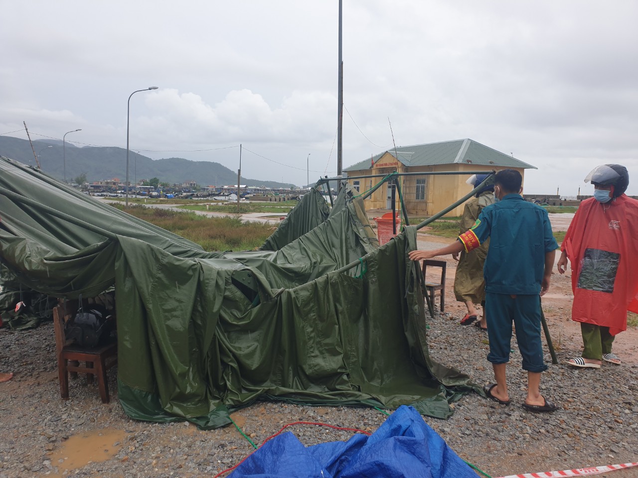  Mưa lớn làm đổ sập chốt kiểm tra khai báo Y tế tại xã Lộc Trì (huyện Phú Lộc, Thừa Thiên- Huế) nơi đang thực hiện chỉ thị 16