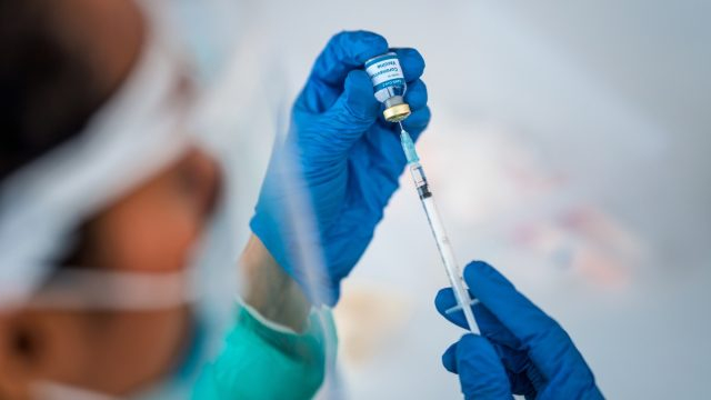Moderna đang phát triển một loại vắc xin đơn liều có thể bảo vệ con người khỏi COVID-19 cũng như bệnh cúm mùa - Ảnh: iStock