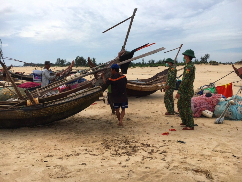 Đến 9 giờ tối 10/9 các tàu cá của bà con Ngư dân ở cửa Việt tỉnh Quảng Trị đã được lai dắt đưa vào bờ an toàn 
