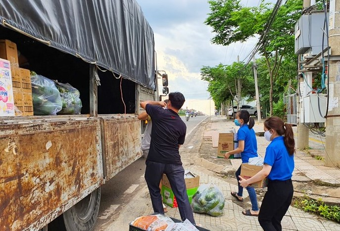 Trước đó, nhiều tổ chức, đơn vị của tỉnh Bình Phước vẫn duy trì nhiều chuyến xe nghĩa tình tiếp ứng TPHCM và các tỉnh thành phía Nam chống dịch.