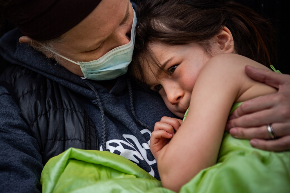 Leah Lujan, một y tá tại Washington D.C (Mỹ) an ủi con gái của cô, Tamina Tracy (6 tuổi) khi cô bé lo sợ mất mẹ vì công việc ở tuyến đầu chống dịch