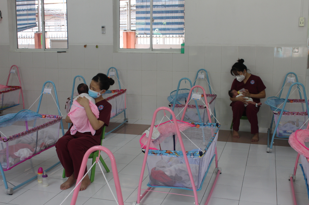 Nhiều bạn trẻ thuộc các ngành nghề khác nhau tình nguyện trở thành bảo mẫu chăm sóc các trẻ sơ sinh có người thân là F0 tại Trung tâm H.O.P.E - Bệnh viện Hùng Vương.